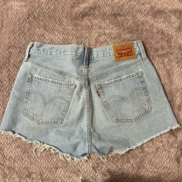 Levi’s 501 Jean shorts light wash - Picture 2 of 2